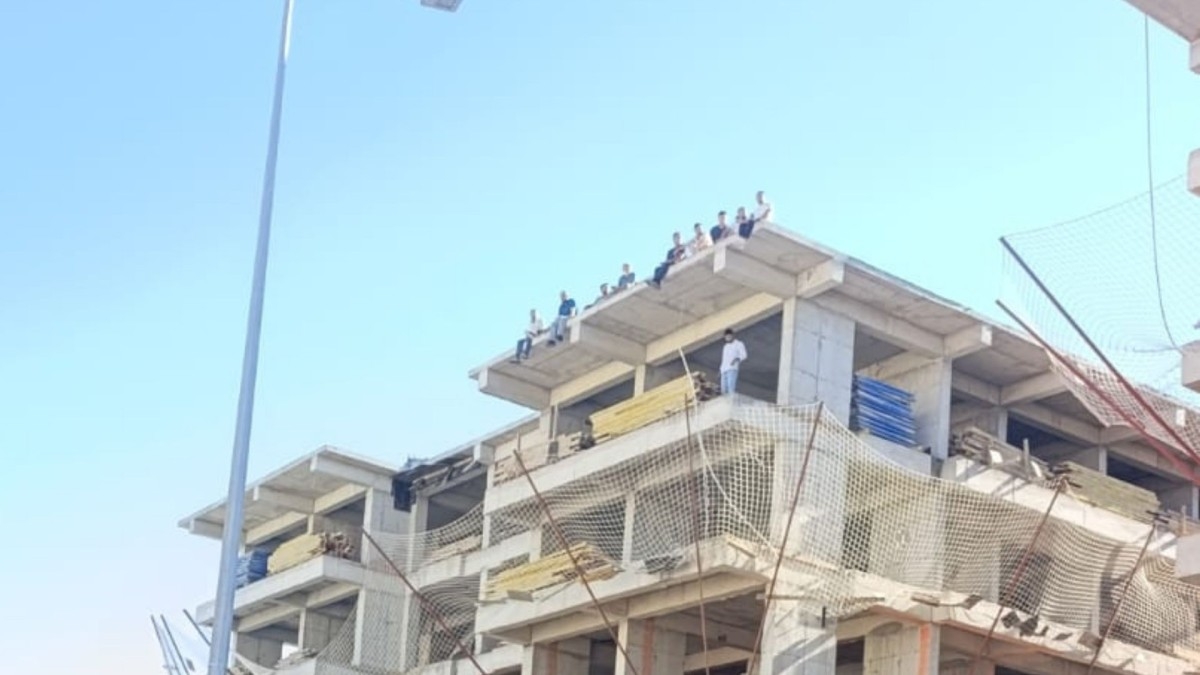 Maaşlarını alamayan inşaat işçileri çatıya çıkarak eylem yaptı 